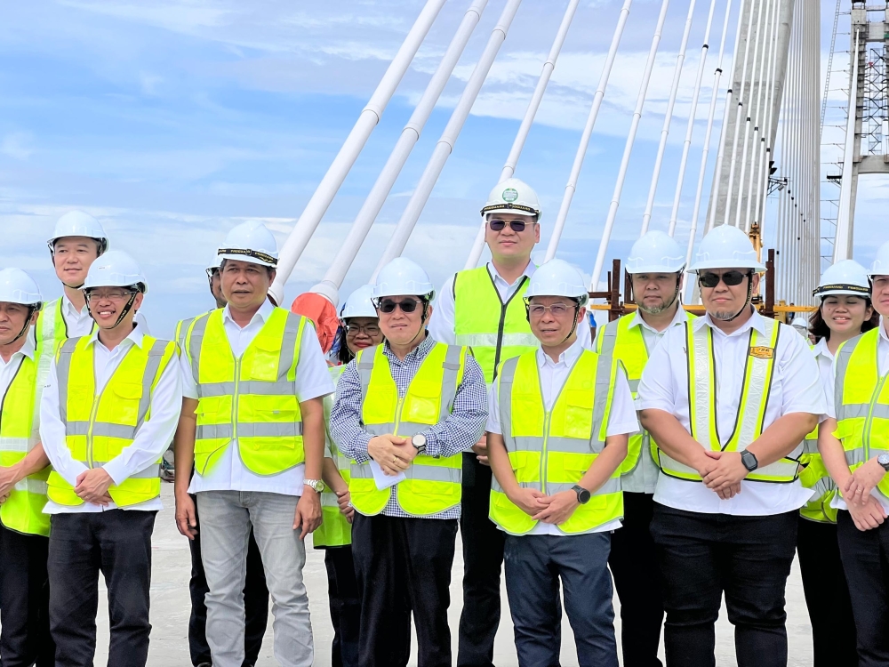 Uggah (centre) in a group photo with government officials at the Batang Lupar Bridge 1 project site. — The Borneo Post pic