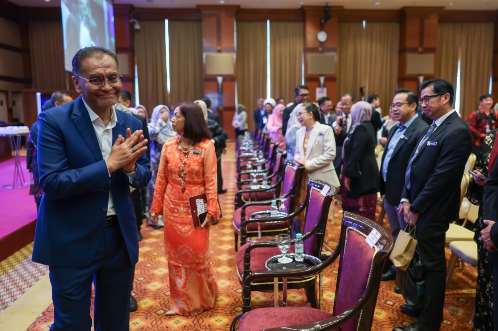 Health Minister Datuk Seri Dr Dzulkefly Ahmad said the ministry would also operate a centralised dashboard to monitor facilities in real-time through the Integrated Dashboard, as well as initiate steps towards the creation of the National Health Interoperability Platform (NHIP), as a long-term vision to ensure that the people have integrated health files online. — Bernama pic