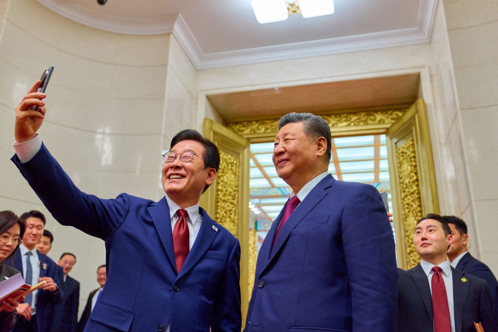 South Koreaâs Lee snaps Xi selfie with Chinese âbackdoorâ phone