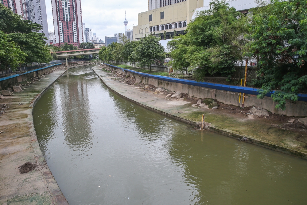 A general view of Sungai Batu, which flows downstream to merge with Sungai Gombak and eventually Sungai Klang near Masjid Jamek. Flood gauges can be seen on the right (in yellow). — Picture by Yusof Mat Isa