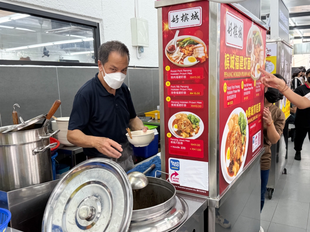 Look for the Hokkien Prawn Mee stall placed in the middle of the coffee shop next to the ‘kuey teow thng’ stall — Picture by Lee Khang Yi