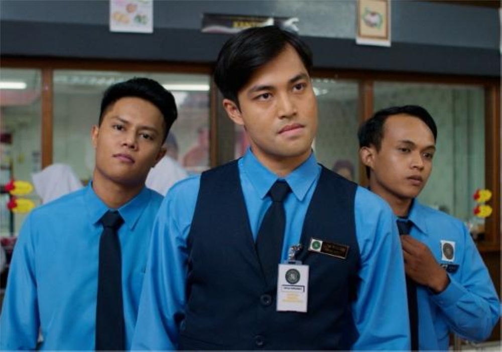 Areef Amran (centre) as Mirza in Viu Original’s ‘Kelas Belakang’. — Picture courtesy of Viu