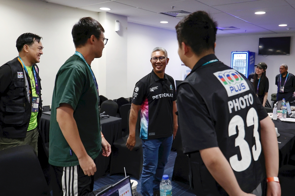 Badminton Association of Malaysia (BAM) president Datuk Seri Tengku Zafrul Abdul Aziz greets photographers during a visit to the media centre at the Petronas Malaysia Open 2026 at the Axiata Arena Stadium in Kuala Lumpur, January 9, 2026. — Bernama pic 