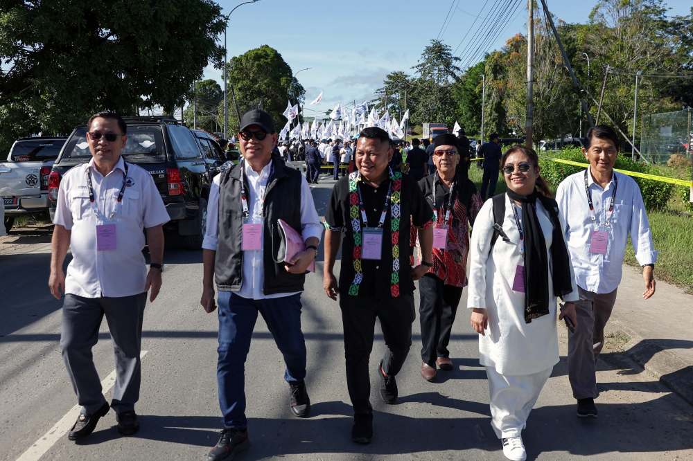 Parti Warisan (Warisan) candidates for the Kinabatangan parliamentary seat, Datuk Saddi Abdul Rahman, and for the Lamag state seat, Mazliwati Abdul Malek, arrived at the nomination centre at Dewan Sri Lamag today, accompanied by their proposers and supporters, for the Kinabatangan and Lamag by-elections. — Bernama pic