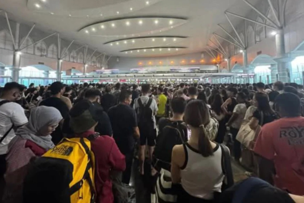 Foreign travellers stranded at Johor checkpoints after major immigration autogate failure