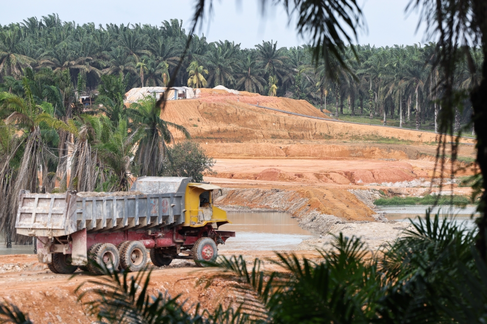 A Bernama inspection found that the bund of a land-based sand mining operation operated by a local company has since been repaired, after it was reported to have burst on October 31 and allowed sediment to enter Sungai Sayong Pinang. — Bernama pic