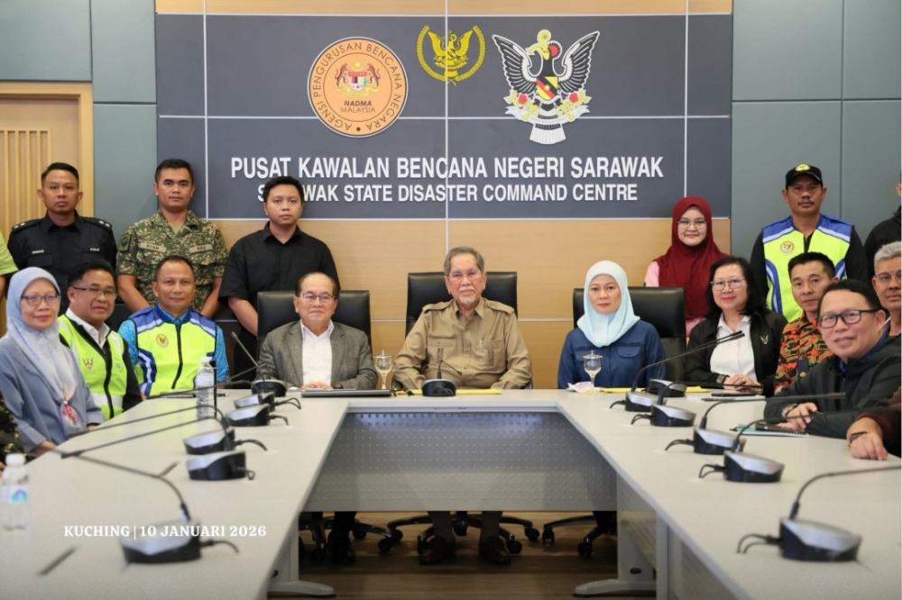 Sarawak Governor calls for long-term flood planning during historic first visit to state disaster command centre