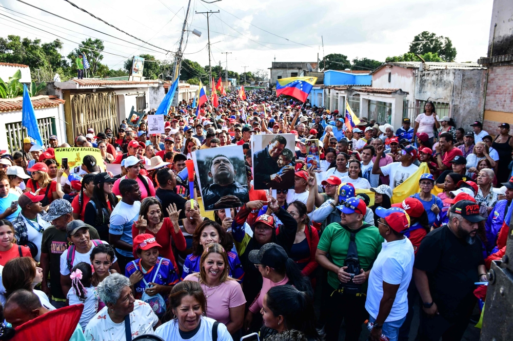 Tense week in Caracas: Maduro supporters take to streets as US holds ex-leader