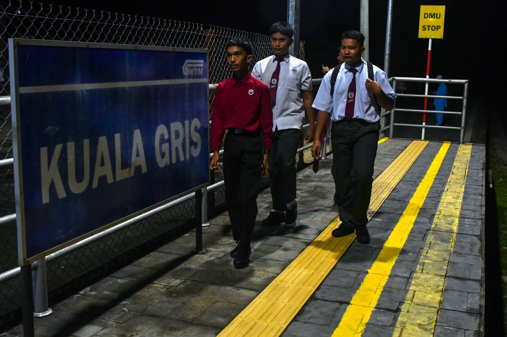 Students living in Kuala Gris use the Keretapi Tanah Melayu Berhad (KTMB) service to go to Sekolah Menengah Kebangsaan (SMK) Dabong to start the 2026 school session January 11, 2026. — Bernama pic