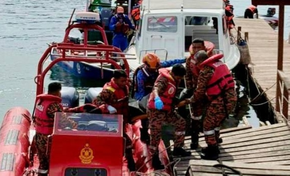 Rescue teams recovered the body of a boat crew member who went missing following a collision involving two passenger boats near the Semporna Tourist Jetty on Friday. — Picture via Facebook