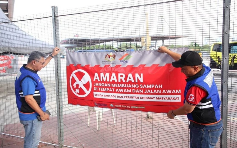 SWCorp is carrying out random and comprehensive operations on individuals regardless of citizenship status, following the enforcement of the Community Service Order under the Solid Waste and Public Cleansing Management Act 2007 (Act 672). — Picture courtesy of Johor SWCorp 