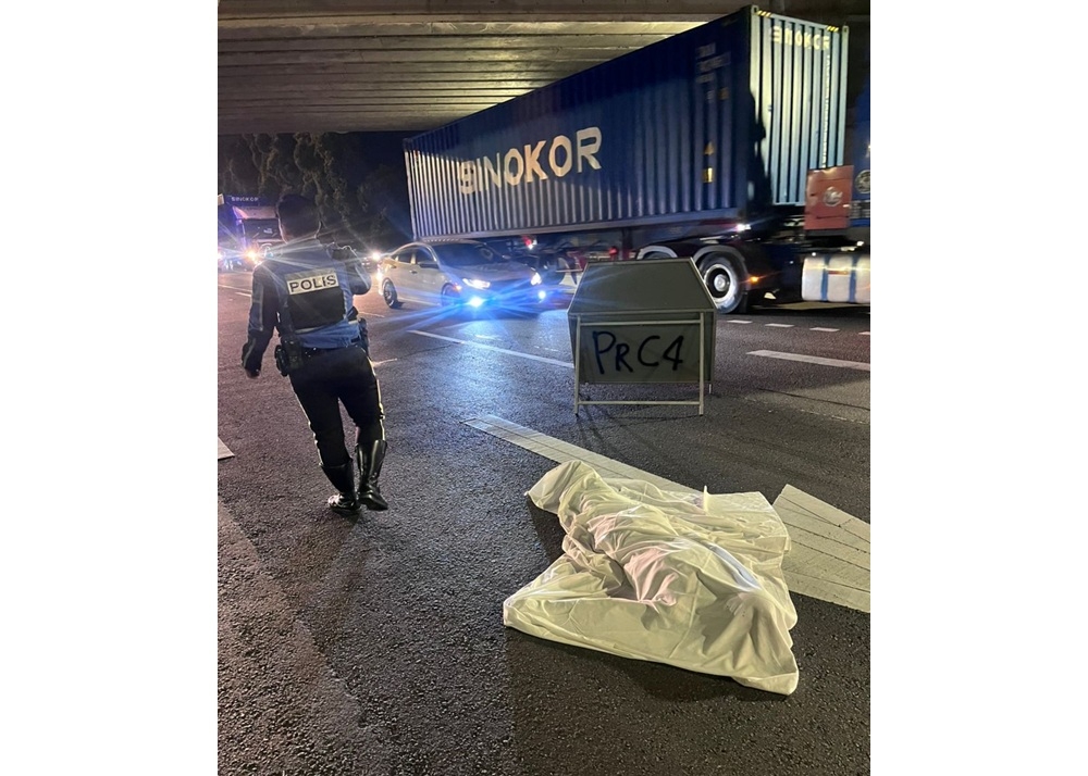 Police said an unidentified pedestrian was killed after being hit by a car at kilometre 9.4 of the New Klang Valley Expressway (NKVE) here last night. — Picture courtesy of  police