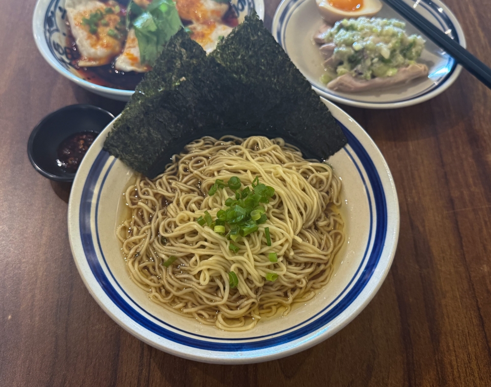 Wet tossed noodles is served with a soy sauce broth and seaweed. — Picture by Lee Khang Yi