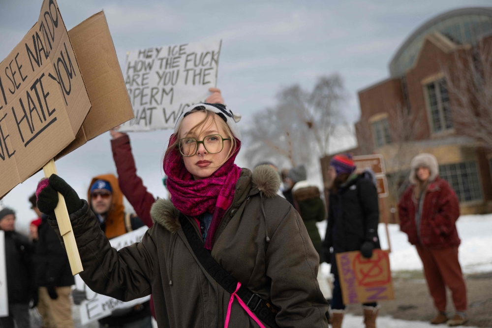 Hundreds more agents deployed as US ramps up ICE presence in Minneapolis despite furor over woman’s killing