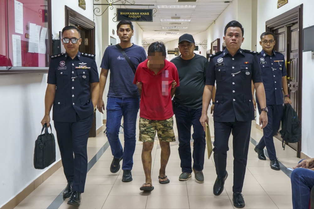 A mechanic was charged in the Magistrate’s Court here today with the murder of a Chinese cemetery worker. — The Borneo Post pic