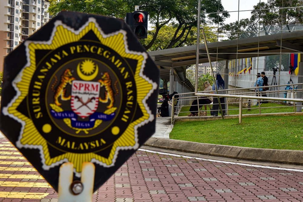 Press workers have been camped outside the MACC headquarters in Putrajaya amid an ongoing corruption probe into the Malaysian Armed Forces that the commission now says will involve scrutiny of the entire Defence Ministry. — Bernama pic