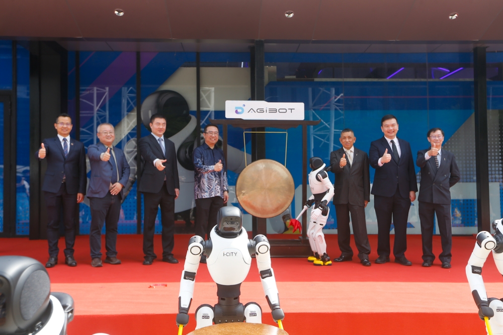 Science, Technology and Innovation Minister Chang Lih Kang (fourth from left) officiates the AgiBot AI World Experience Centre in Shah Alam, Selangor on January 13, 2026. — Picture by Raymond Manuel