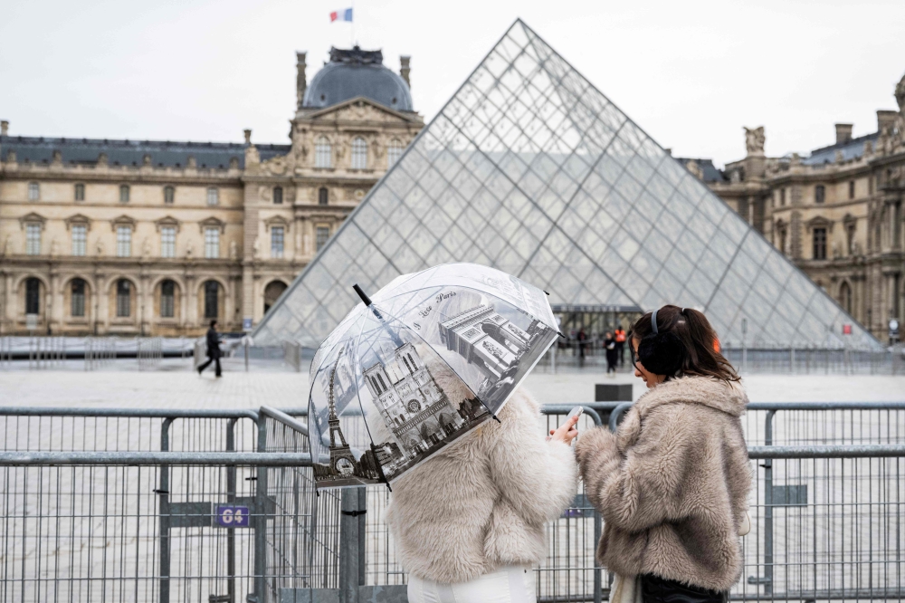 Want to see the Mona Lisa? Louvre makes overseas visitors pay extra