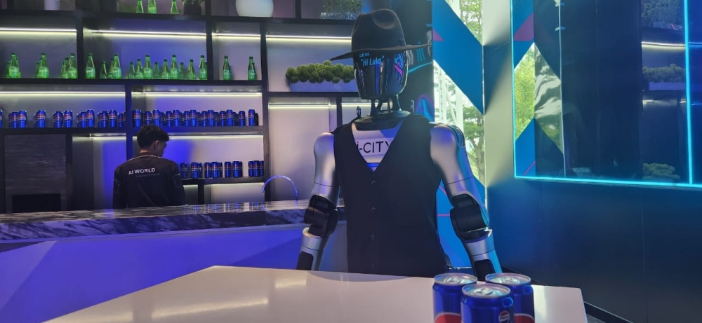 Meet Luka, the AI World Experience Centre’s own ‘bartender’. — Picture by Arif Zikri