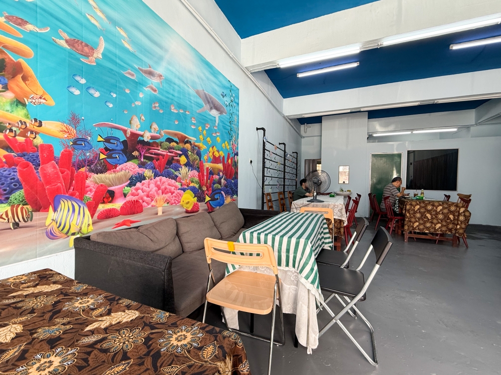 The eatery has a simple vibe that can seat a limited number of diners. — Picture by Lee Khang Yi