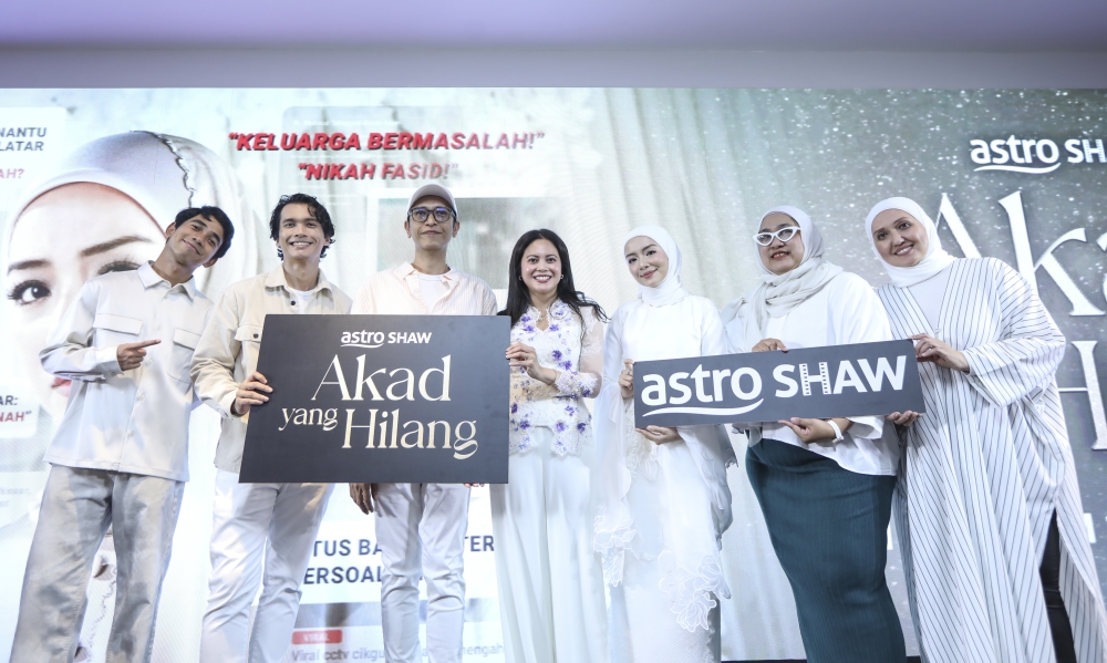 Astro Shaw head Raja Jastina Raja Arshad with the cast, director and writers of ‘Akad Yang Hilang’ at the film’s gala premiere at TGV Suria KLCC. — Picture courtesy of Astro Shaw