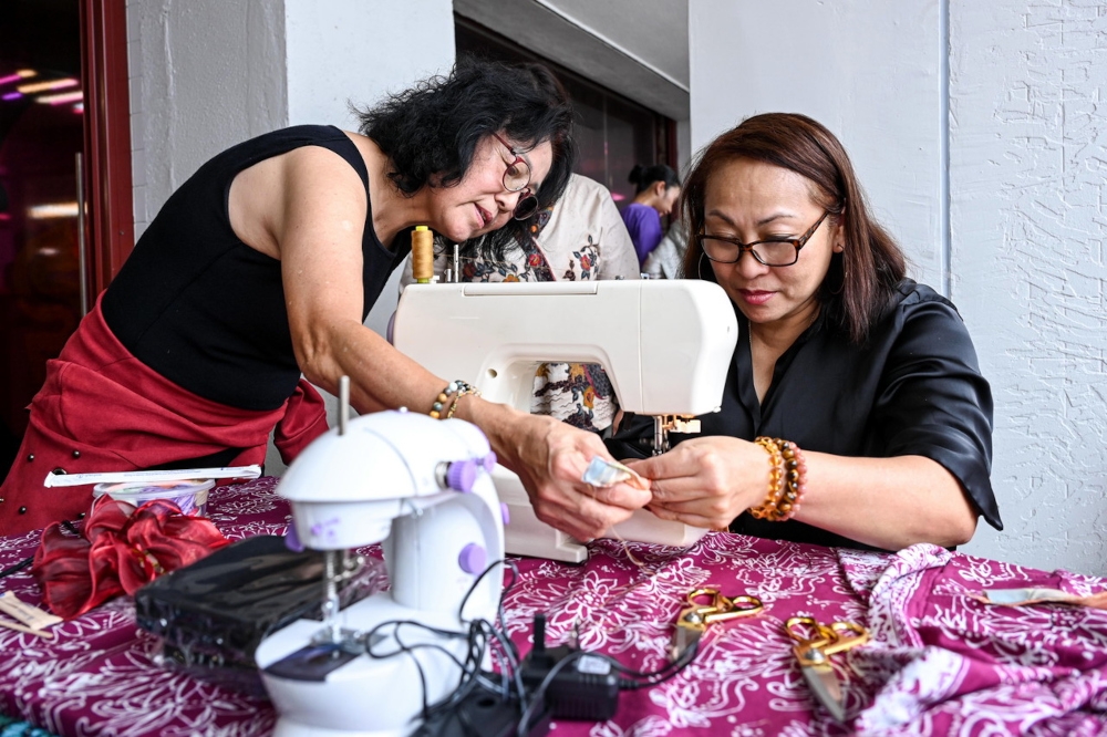 La Mode Fashion Academy founder Jessica Lee (left) guides participants during Bernama’s visit to the Upcycle Batik Wear Festival at Semua House recently. — Bernama pic 