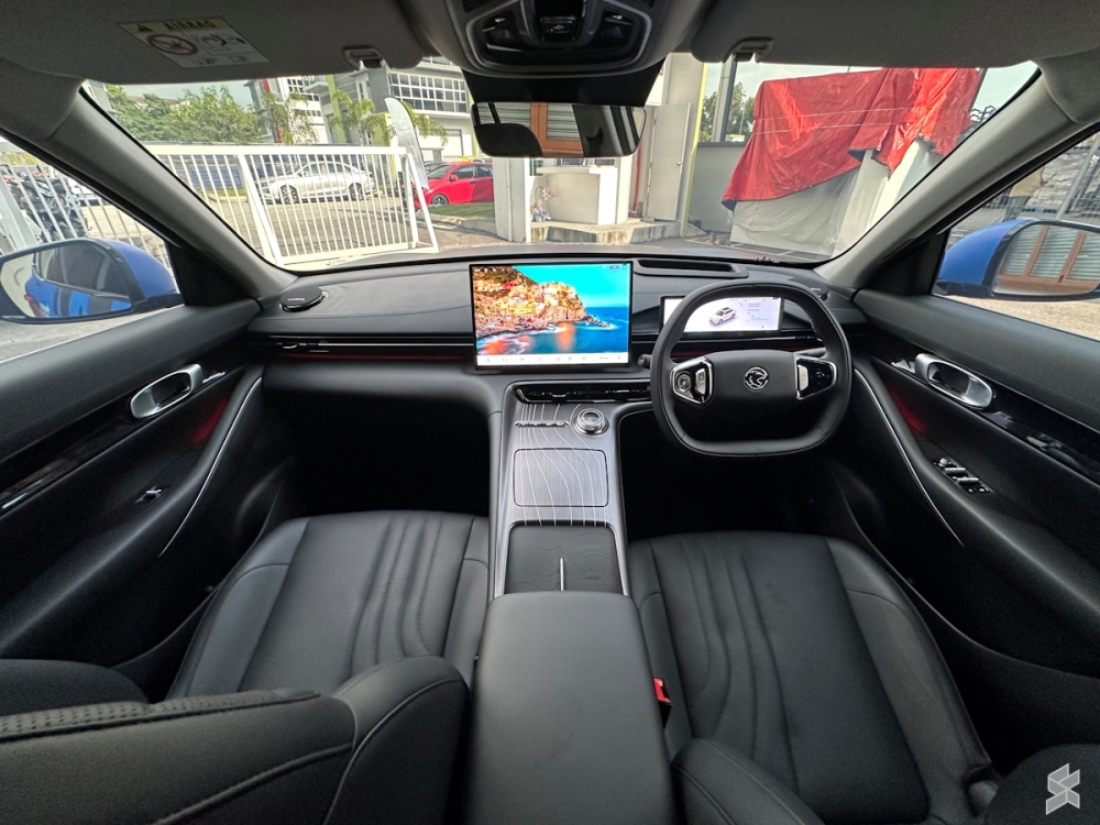 Inside, the e.MAS 7 PHEV mirrors its EV sibling with a minimalist dashboard, large central touchscreen and digital instrument cluster.