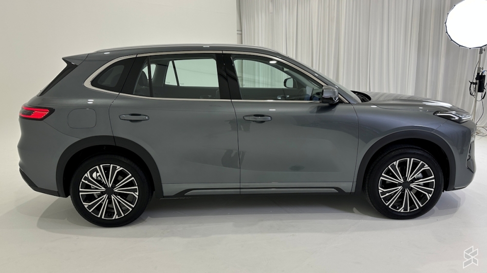 The e.MAS 7 PHEV sits on Proton’s NEV-specific platform, giving it EV-like proportions with SUV practicality.