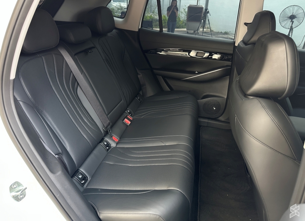 The e.MAS 7 PHEV retains a spacious rear cabin despite its plug-in hybrid hardware, with a flat floor and generous legroom for passengers.