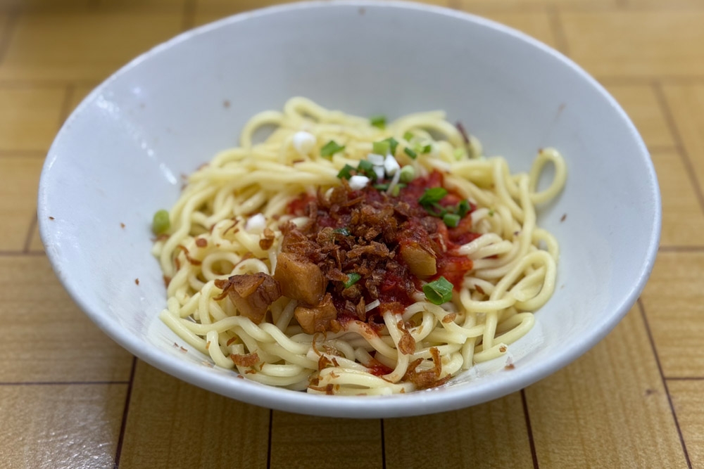 Locals always add a spoonful of chilli sauce to their dry noodles. — Picture by CK Lim