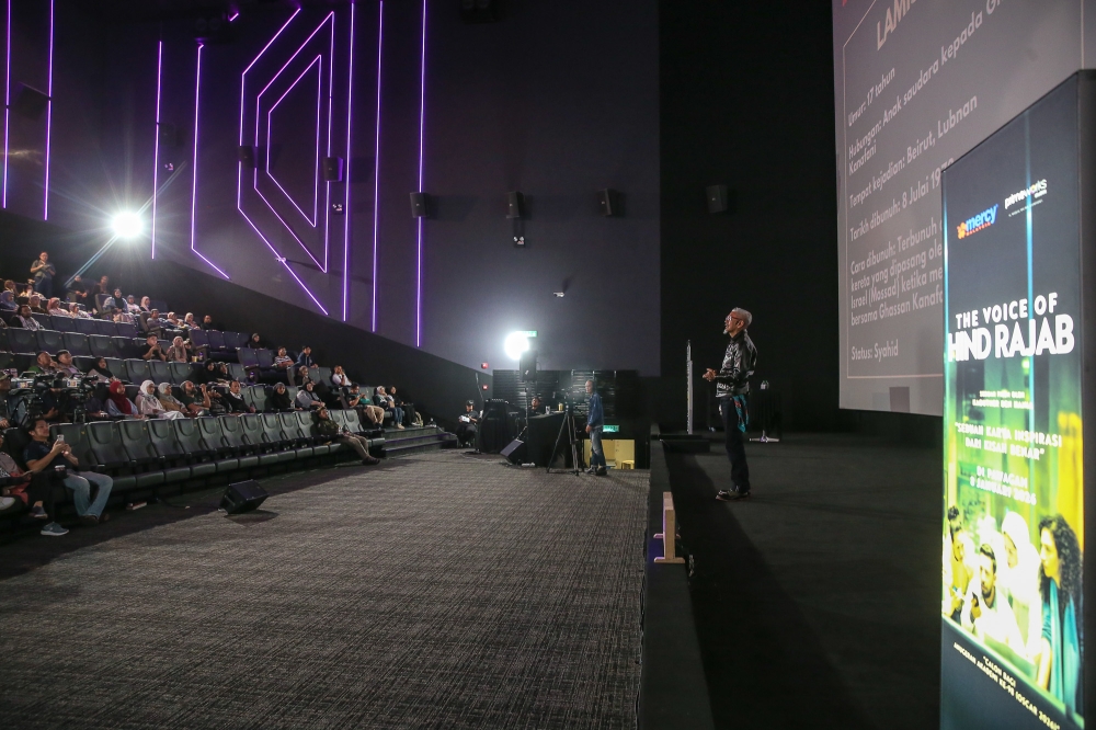 Veteran journalist Zainal Rashid Ahmad speaks during a ‘coffee talk’ about docu-film ‘The Voice of Hind Rajab’. — Picture by Yusof Mat Isa