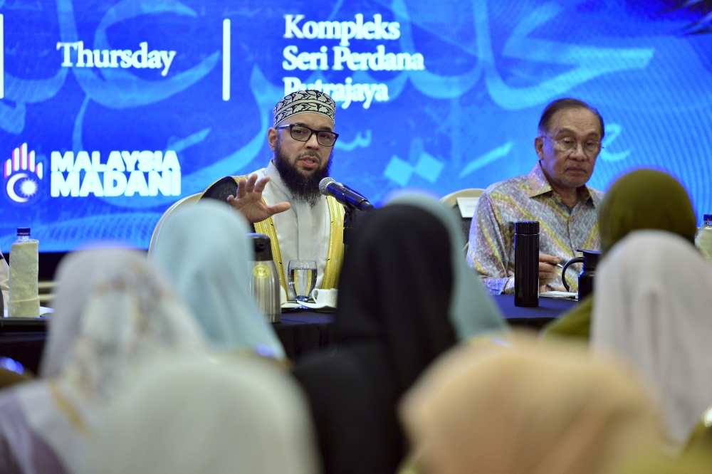 Sheikh Dr Tahir Wyatt delivers a speech during the Majlis Ilmu Madani attended by Prime Minister Datuk Seri Anwar Ibrahim at the Seri Perdana Complex in Putrajaya on January 15, 2026. — Bernama pic