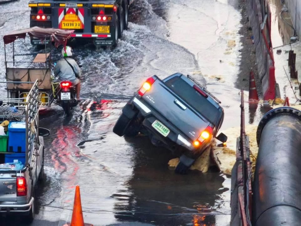 One truck, one burst pipe, and a Bangkok traffic nightmare on Rama II Road