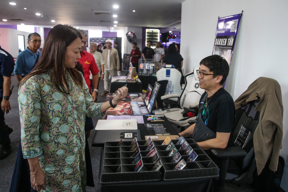 Hannah Yeoh touring The Collektr Experience Centre during its official launch. — Picture by Yusof Mat Isa