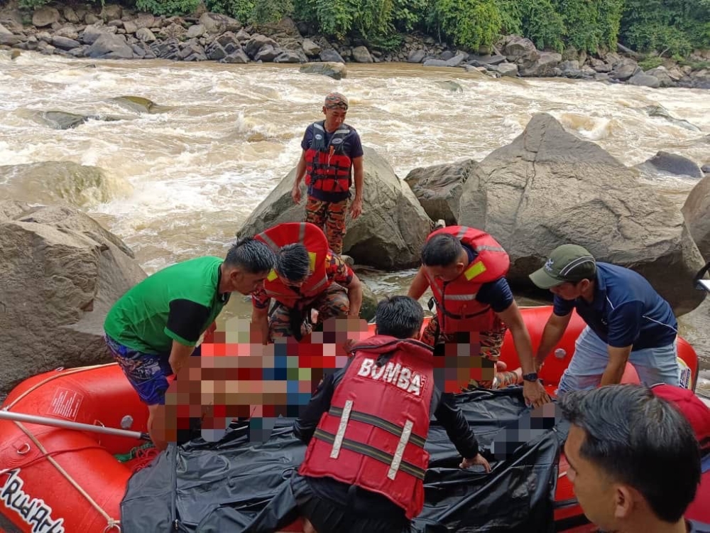 Bomba personnel retrieving the victim’s body before it was handed the police for further investigation. — Picture courtesy of Fire and Rescue Department 