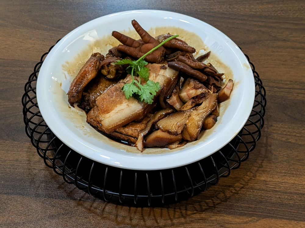 The Teochew braised dishes deserve the most praise here. — Picture by Ethan Lau
