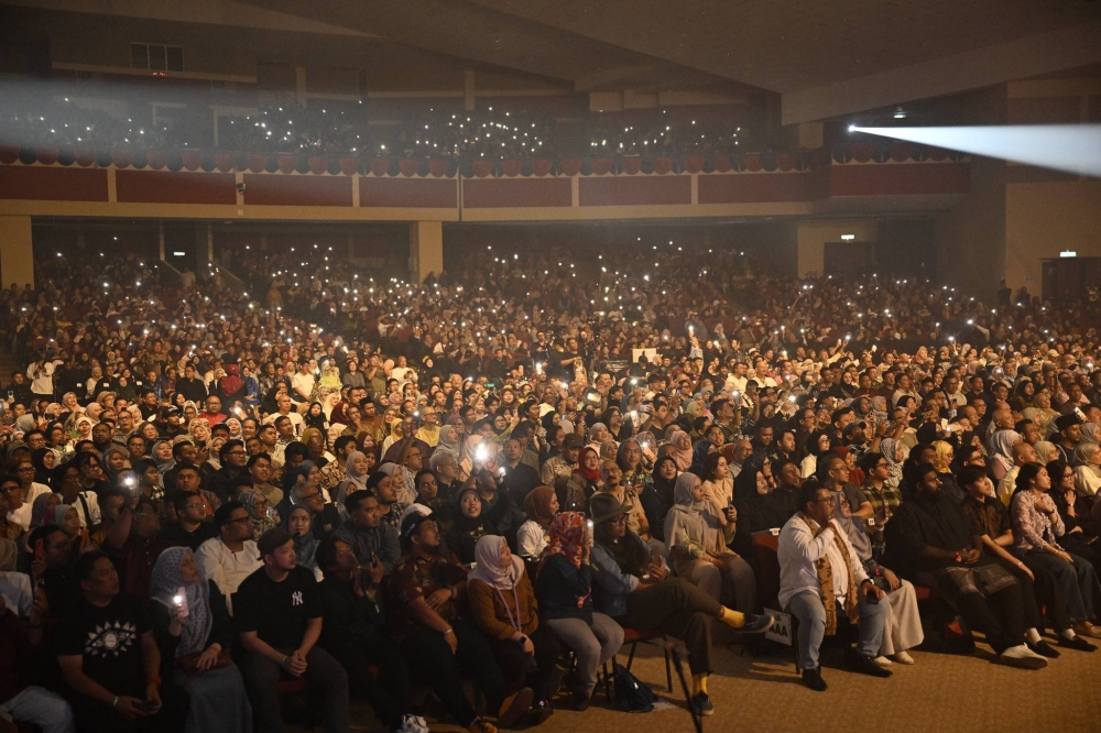 More than 5,500 fans light up Tuanku Canselor Hall as M. Nasir performs classics alongside UPSI musicians and students. — Picture via Facebook/UPSIMalaysia