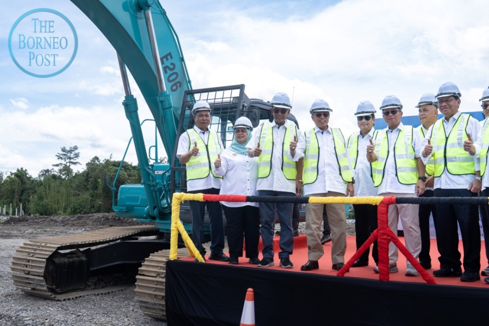 Abang Johari (fourth left) in a photocall after the groundbreaking ceremony for the public park in Kota Samarahan on January 17, 2026. — The Borneo Post pic