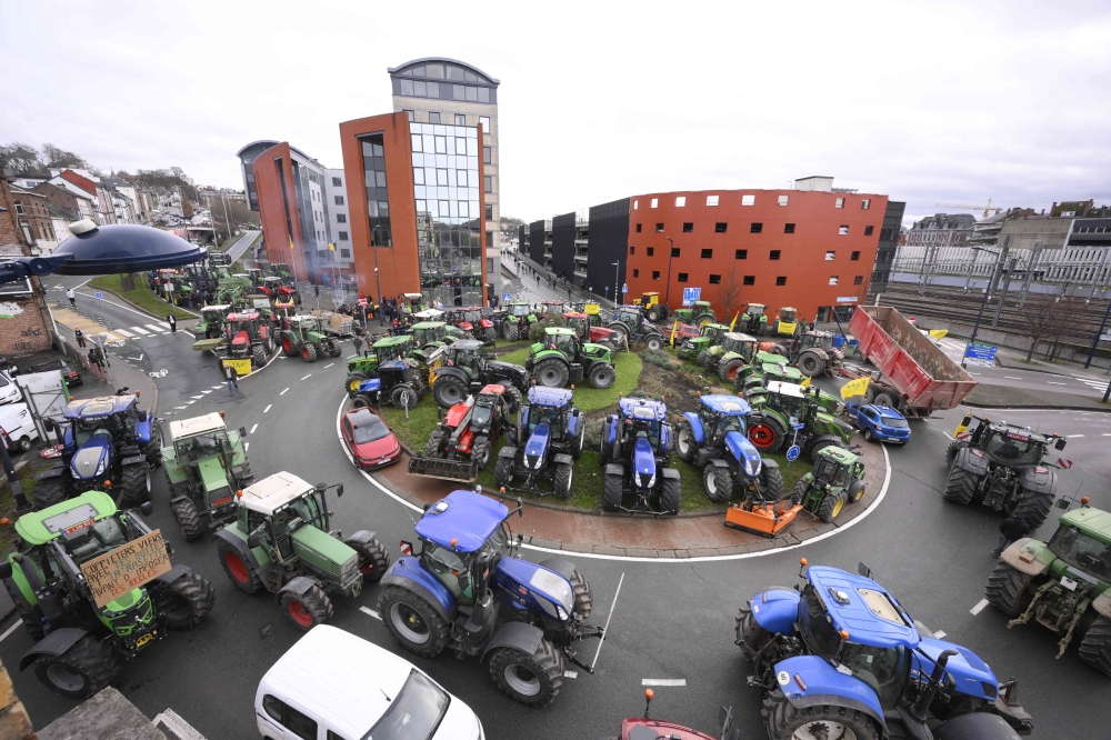 Tractors blocking a roundabout in Belgium as farmers protest the EU–Mercosur trade deal, January 15, 2026. — AFP pic