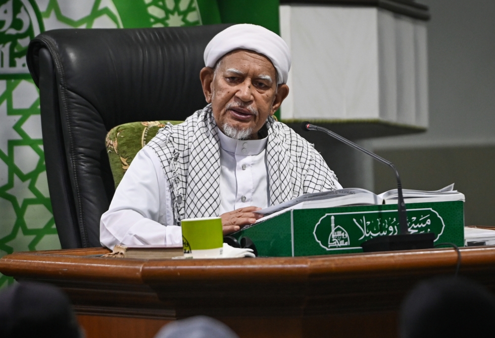 PAS president Tan Sri Abdul Hadi Awang today said the party rejects unity models that he described as ‘man-made’ and silent in the face of injustice. — Bernama pic