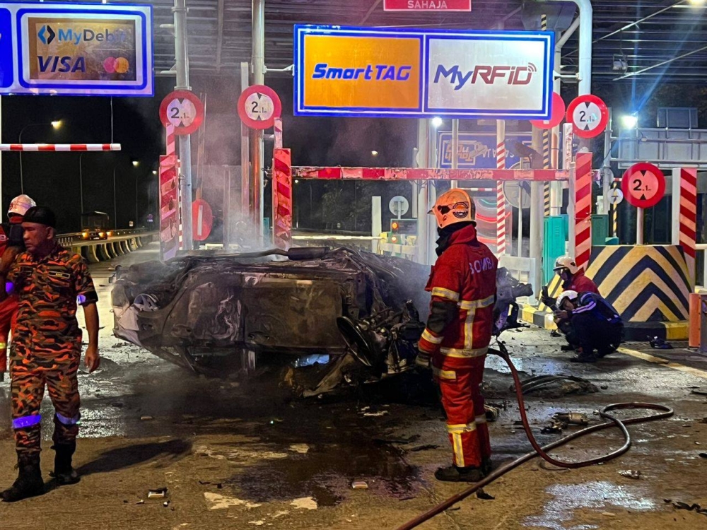 Two individuals were found charred inside a burnt-out car at the northbound Jitra Toll Plaza on the North-South Expressway early today. — Picture via Facebook/Ct Zalinasp