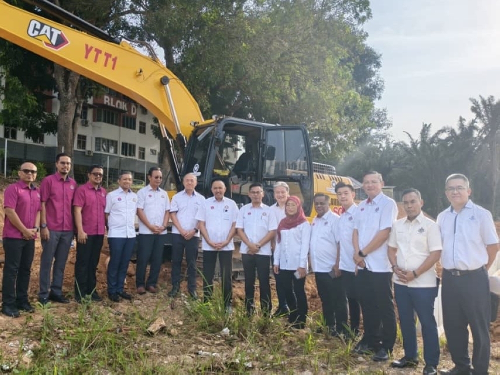 Johor Housing and Local Government Committee chairman Datuk Mohd Jafni Shukor (seventh from left) at the Bandar Putra to Saleng alternative road groundbreaking ceremony, today. Jan 19, 2026. — Picture by Ben Tan
