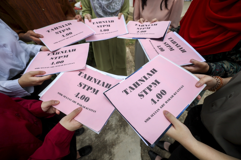 Students in Form 6 taking the STPM exams and those in matriculation will be under the purview of the Ministry of Higher Education starting 2027. — Bernama pic