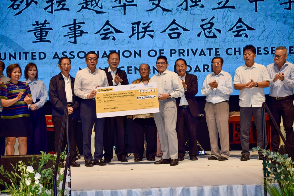 BLD group director Wan Abdillah Wan Hamid (fifth right) presents the mock cheque to Sarawak Federation of Chinese Associations (SFCA) president Datuk Seri Richard Wee. — The Borneo Post pic