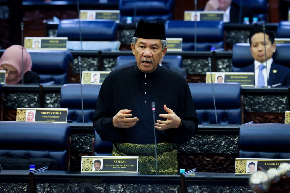 Foreign Minister Mohamad Hasan speaks during the oral question session at the Dewan Rakyat, Parliament Building, Kuala Lumpur today. — Bernama pic