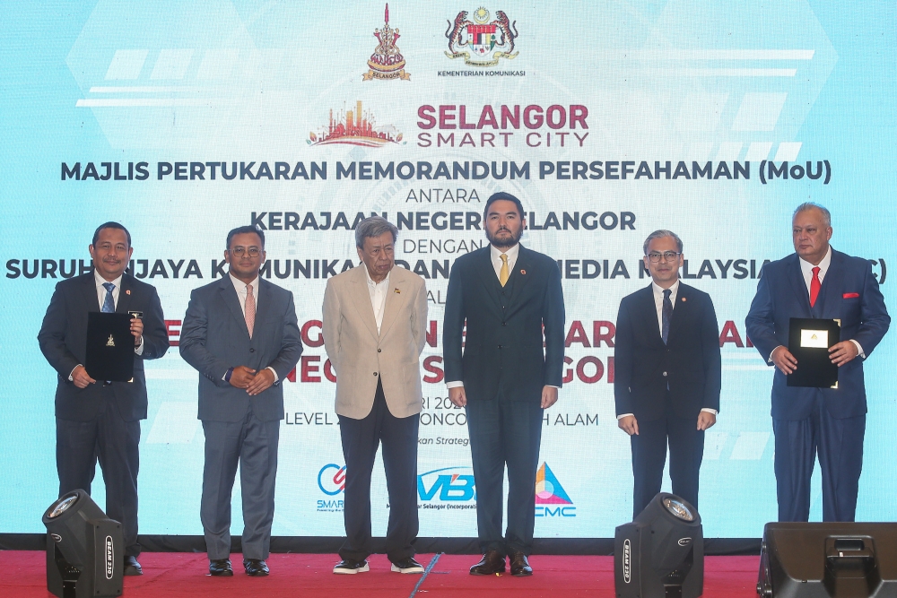 The Sultan of Selangor Sultan Sharafuddin Idris Shah (third left) and Raja Muda Selangor Tengku Amir Shah (third right) pose with Selangor State Secretary Datuk Ahmad Fadzli Ahmad Tajuddin (left), Selangor MB Datuk Seri Amirudin Shari (second left), Communications Minister Datuk Fahmi Fadzil (second right) and MCMC chairman Tan Sri Mohamad Salim Fateh Din during a MoU exchange ceremony at Concorde Hotel, Shah Alam, January 20, 2026. — Picture by Yusof Isa