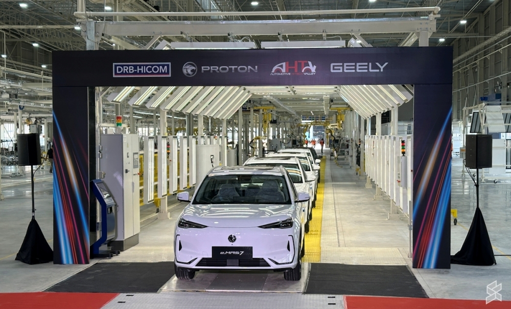 Locally assembled Proton e.MAS 7 units roll off the production line at the Tanjung Malim EV plant. — SoyaCincau pic