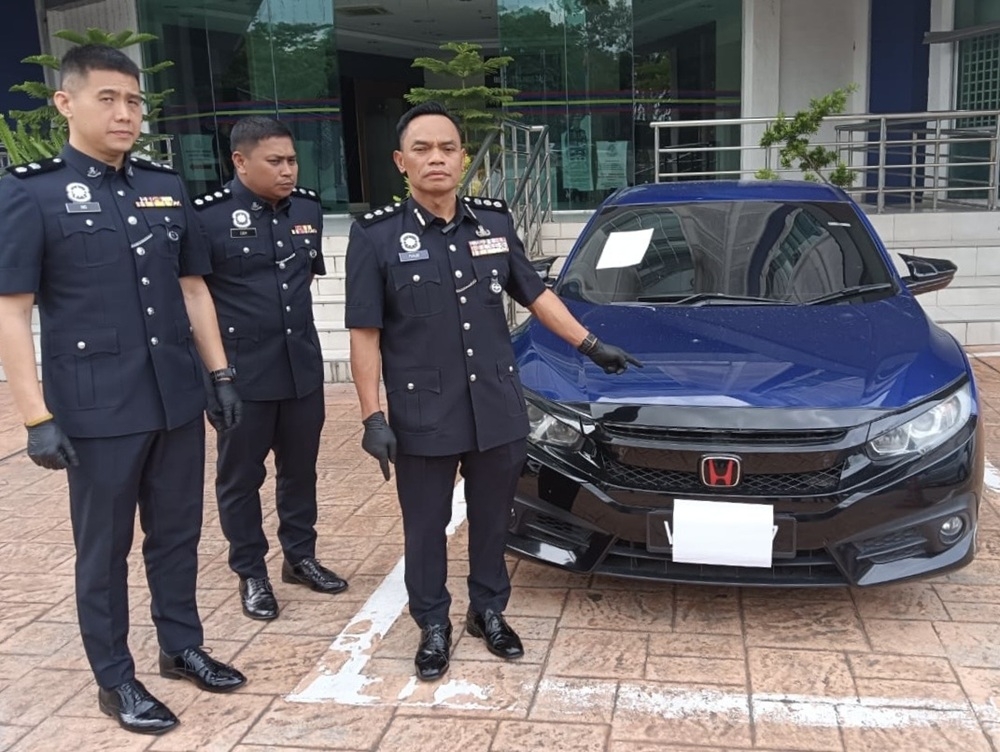 Assistant Commissioner Raub Selamat (3rd left) shows the Honda Civic seized from the syndicate at the Johor Bahru South district police headquarters in Johor Bahru January 21, 2026. — Picture by Ben Tan