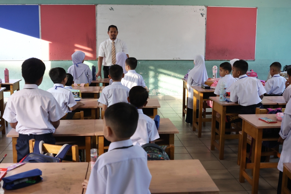 Sabah education minister warns contractor may be fired after poor internet hits 736 schools