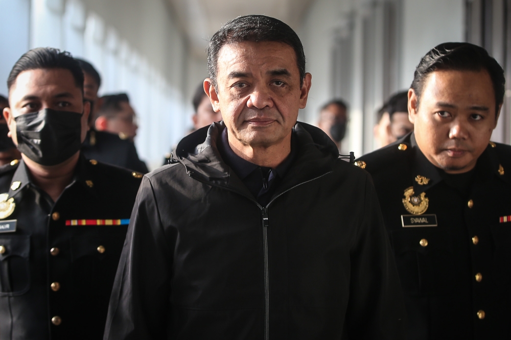 Former Army Chief Tan Sri Muhammad Hafizuddeain Jantan (centre) arrives at the Kuala Lumpur High Court Complex January 22, 2026. — Picture by Yusof Isa